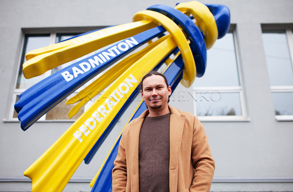 У Києві з'явився новий арт-об'єкт у вигляді волана для бадмінтону