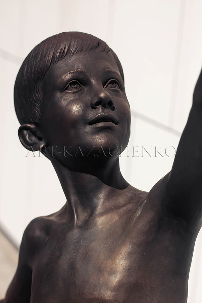 Бронзова скульптура хлопчика 
