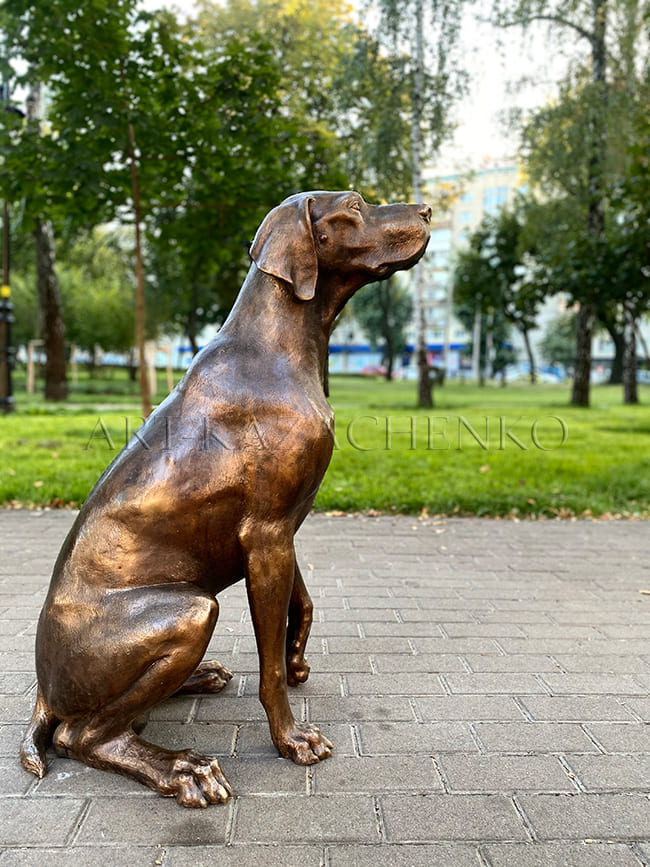 Бронзовая скульптура собаки. г. Кривой Рог.