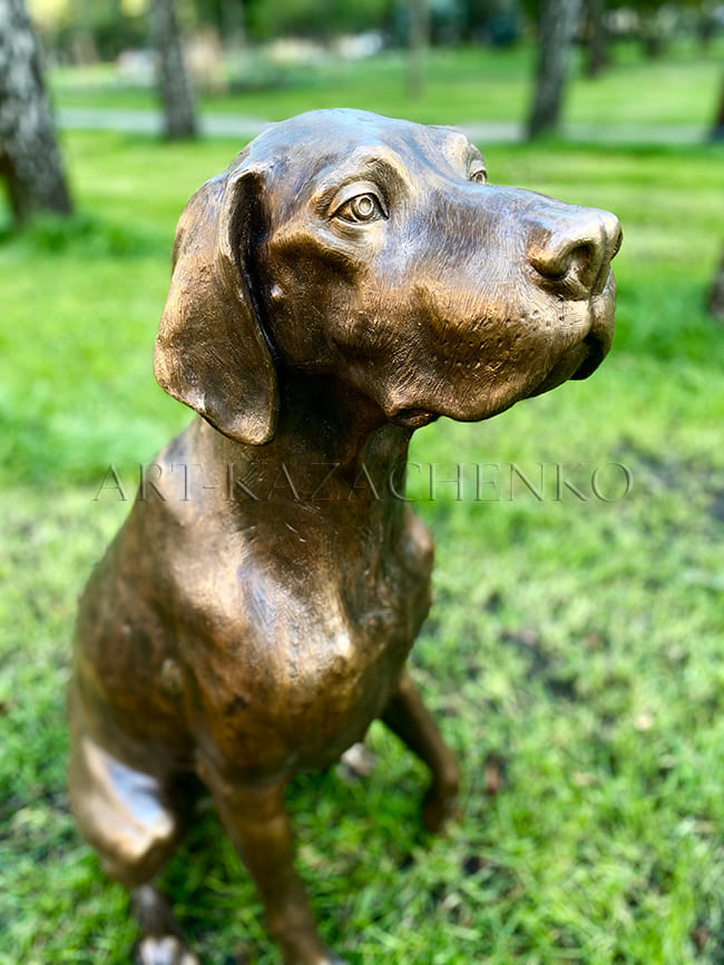 Бронзовая скульптура собаки. г. Кривой Рог.