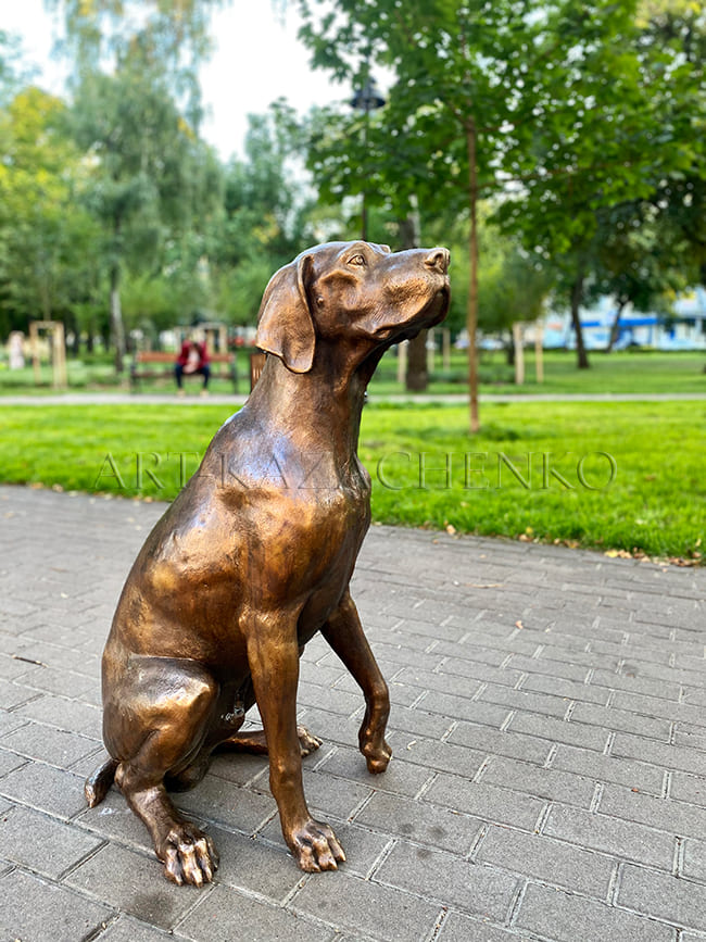 Бронзова скульптура собаки.  м. Кривий Ріг