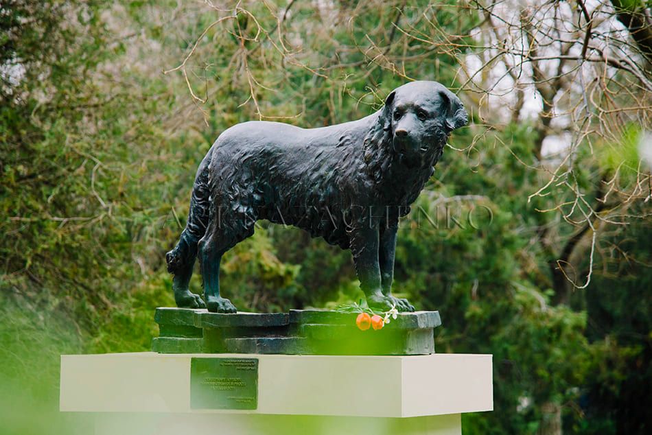 Скульптура собаки 