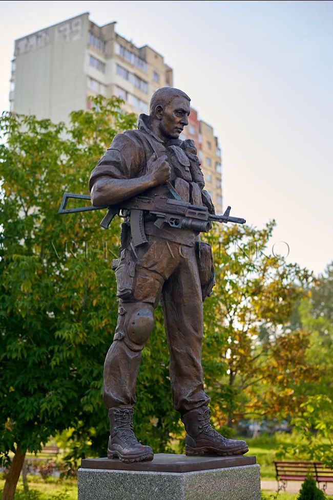 Памятник «Воину Добровольцу АТО» г. Киев.