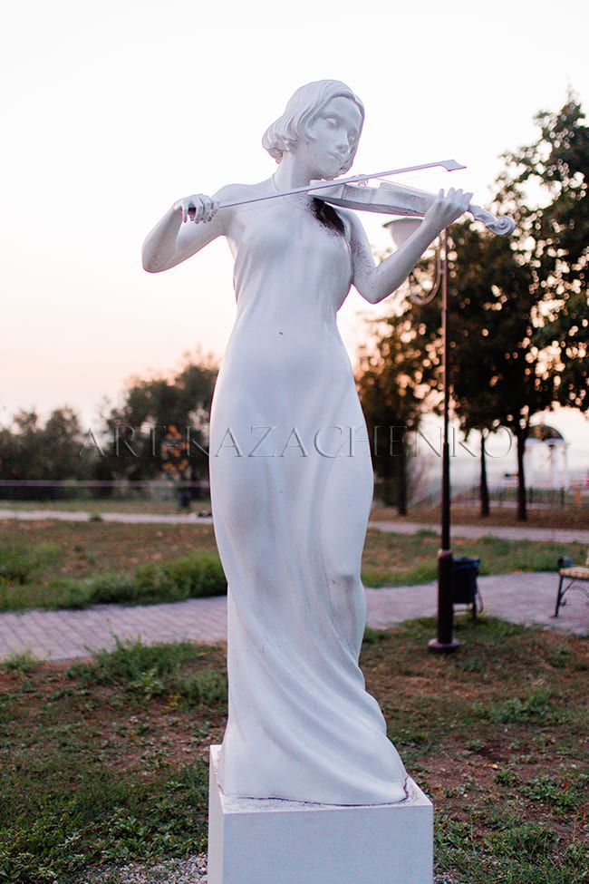 Скульптура Муза «Мелодии» г. Кривой Рог.