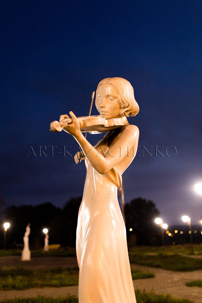 Скульптура Муза «Мелодии» г. Кривой Рог.