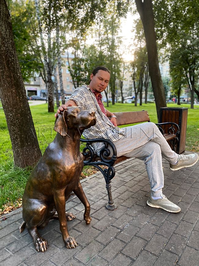 Бронзова скульптура собаки.  м Кривий Ріг.